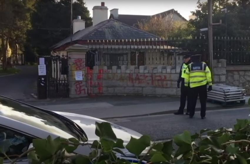 "The corridor for the Russian ambassador": Irishman crashed truck into the gates of Russian embassy