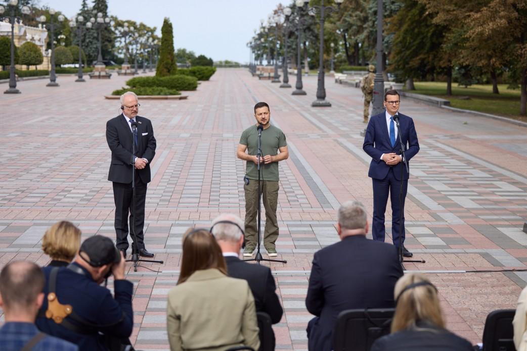 Statesmen of Latvia, Poland, the Czech Republic and Slovenia honored on Alley of Courage in Kyiv