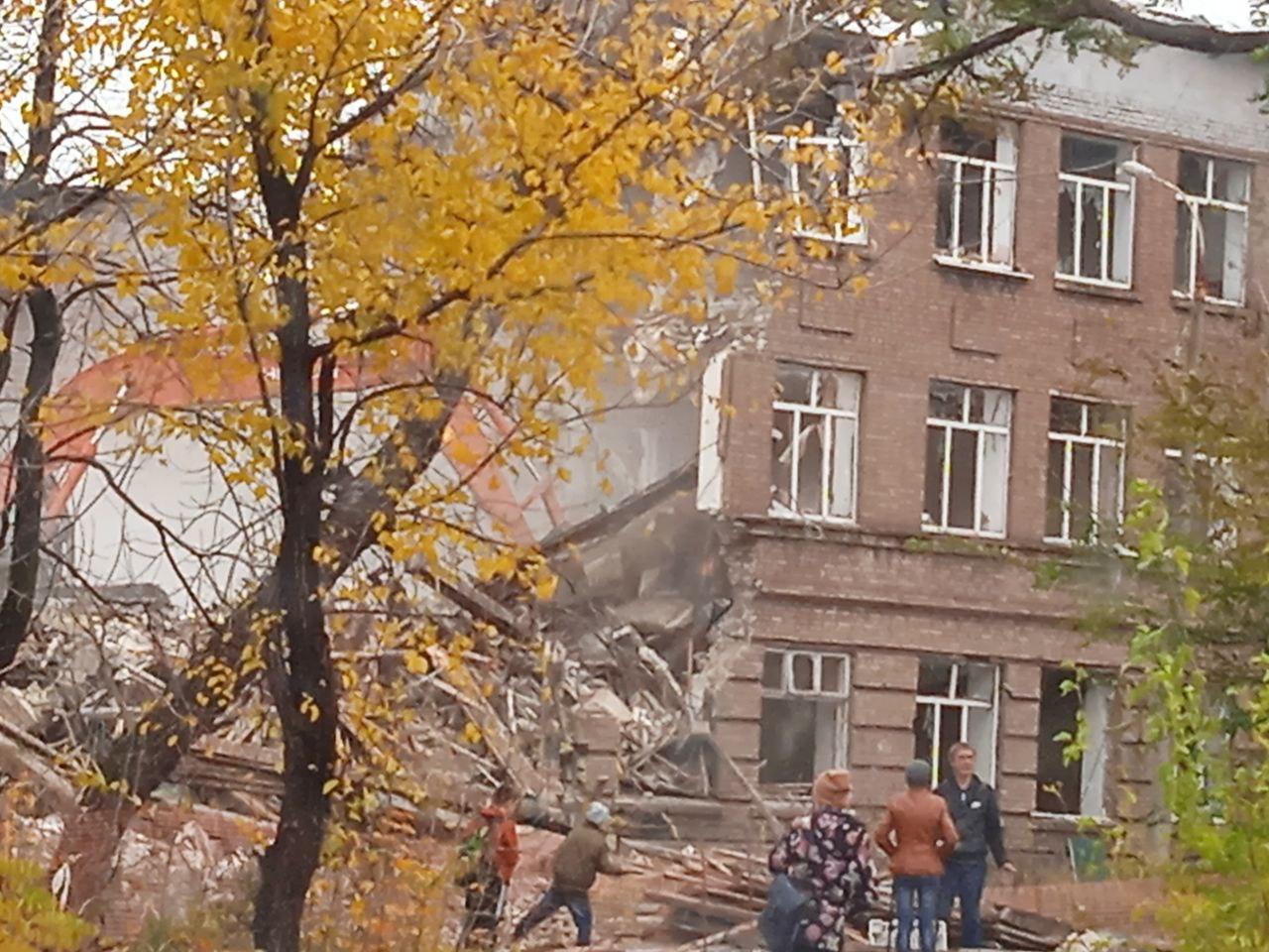 The occupiers in Mariupol demolish the surviving buildings: "They are trying to erase the traces of their war crimes"