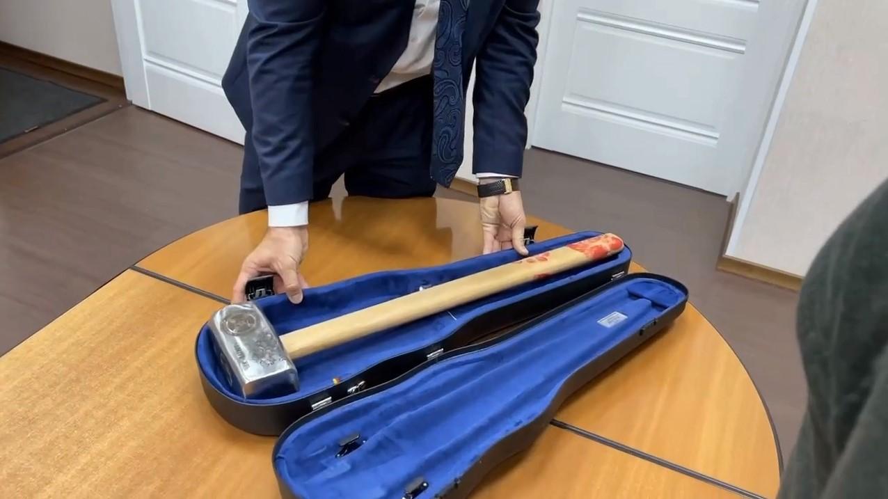 The leader of the "Wagner" handed over the "bloody" sledgehammer to the European Parliament