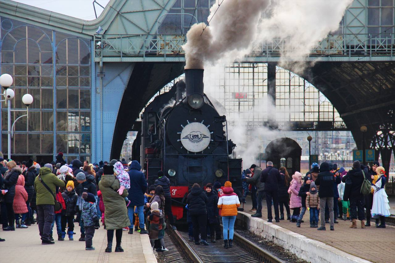 A fabulous retro train is launched in Lviv for the holidays