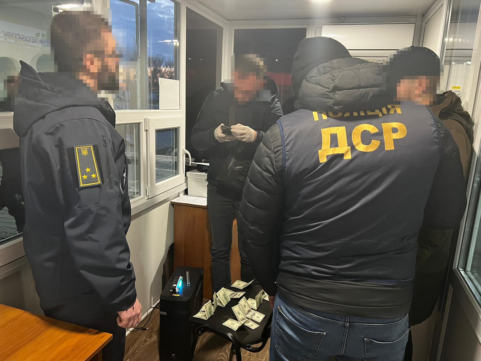 USD 1,200 for unhindered importation of generators and batteries: a customs officer was detained in Odessa