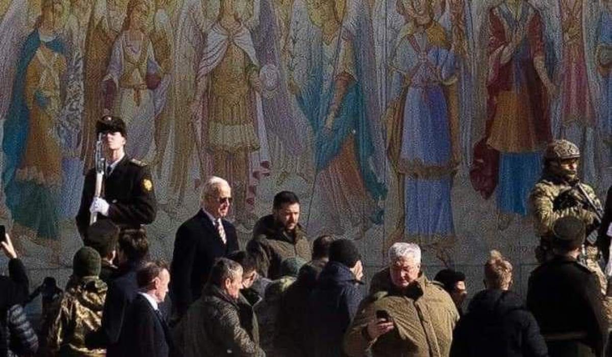 Biden makes surprise visit to Kyiv