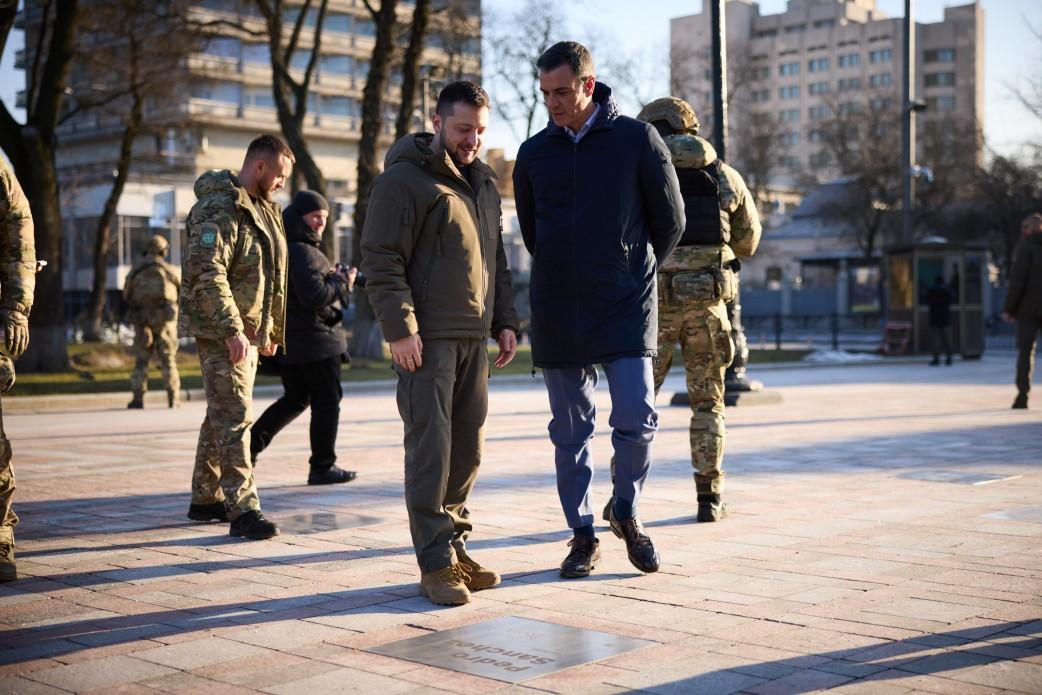 Volodymyr Zelensky and Pedro Sánchez unveiled a plaque dedicated to the Prime Minister of Spain on the Walk of the Brave in Kyiv(photo)