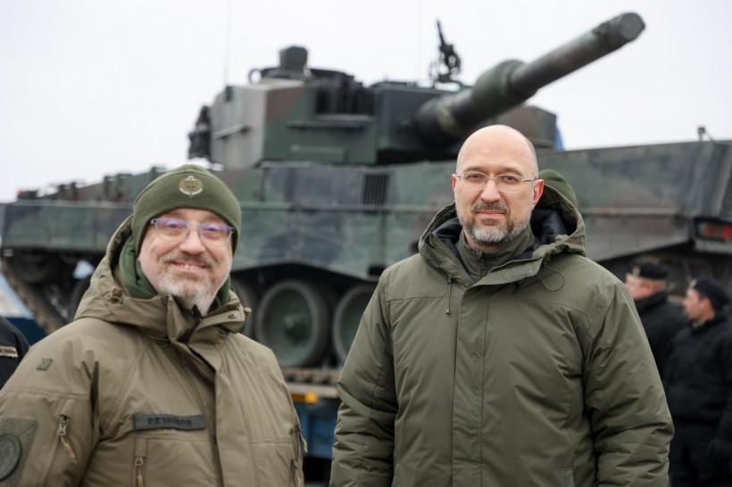Denys Shmyhal and Mateusz Morawiecki meet the first Leopard 2 tanks provided by Poland in Ukraine (photo)