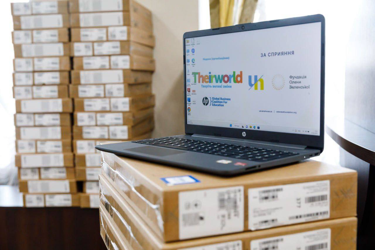 Teachers of the Sumy and Kharkiv regions received more than 3,100 laptops