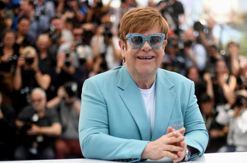 Elton John supports Ukraine