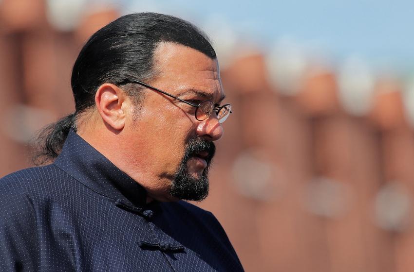 Steven Seagal received the order "for an outstanding contribution to the development of international cultural and humanitarian cooperation" from Putin