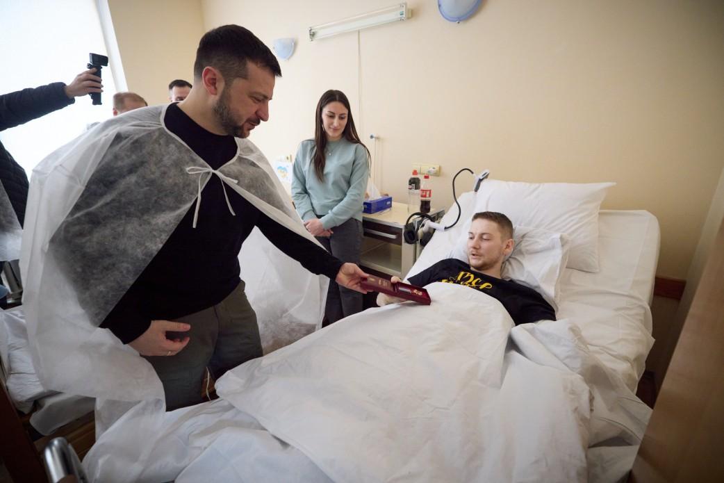 Volodymyr Zelenskyy visited wounded Ukrainian soldiers in Lviv hospital and presented awards