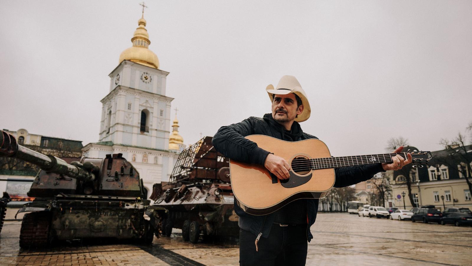 United24 ambassador Brad Paisley sung "Chervona Ruta" in the center of Kyiv