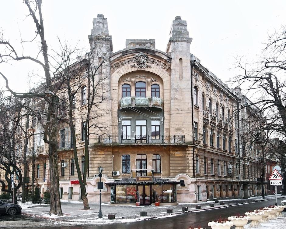 The mystery of the hanged girl on an Odessa’s building façade