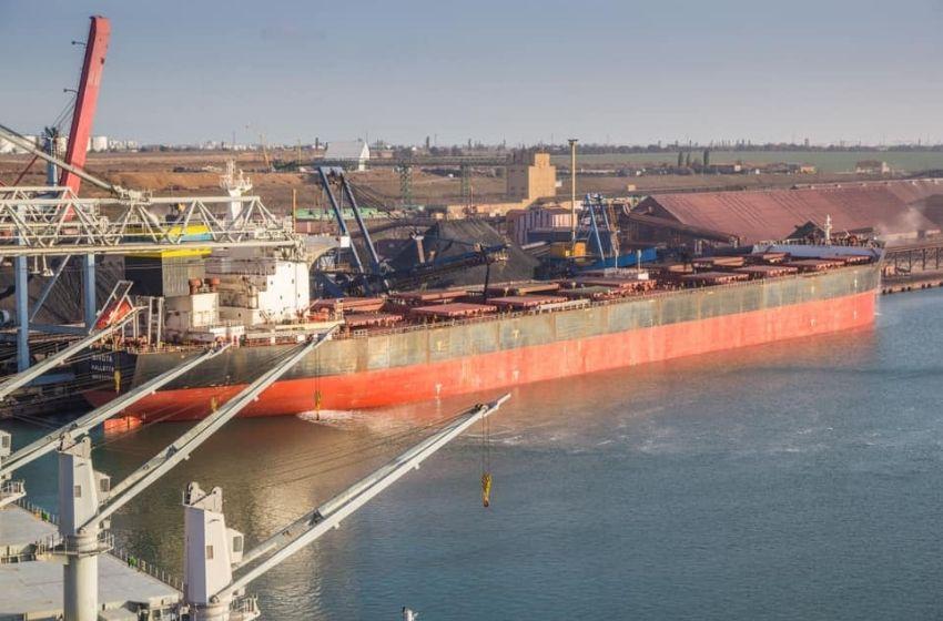Three capesize vessels loaded simultaneously in Yuzhny Port (Odessa region)