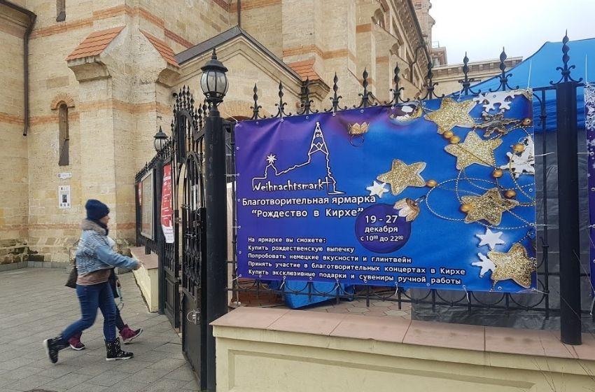 Christmas market at the Odessa Kircha: Bavarian sausages, mulled wine and souvenirs