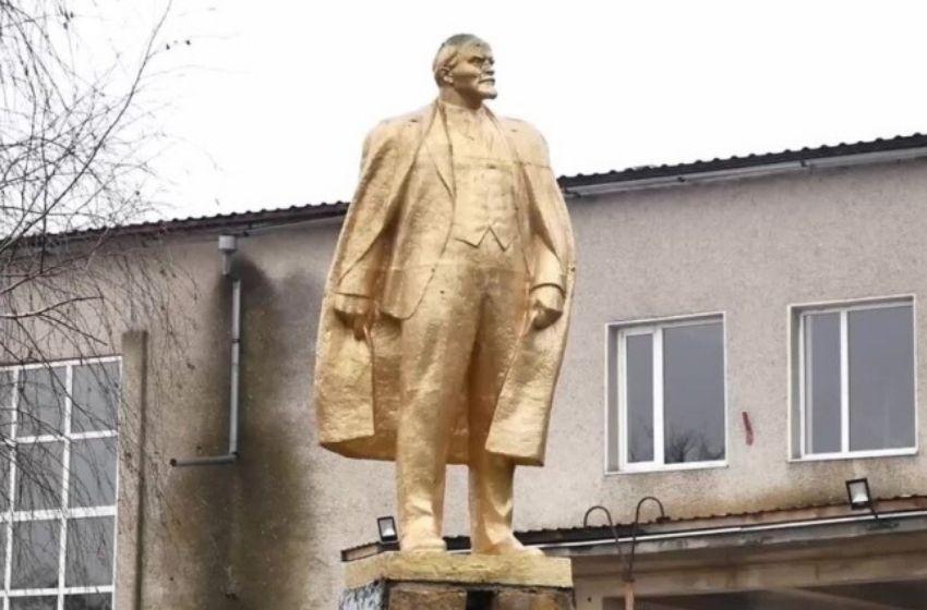 Last golden statue of Lenin given to repair a village road