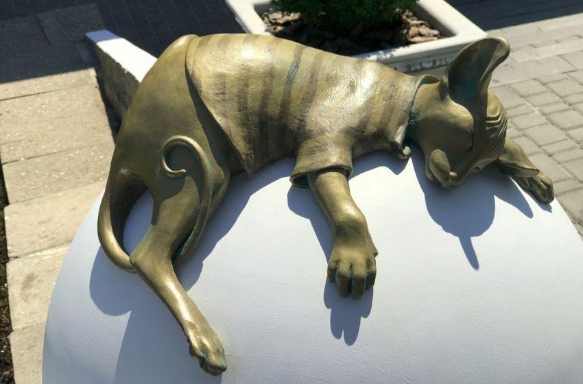 A monument to the Odessa cat