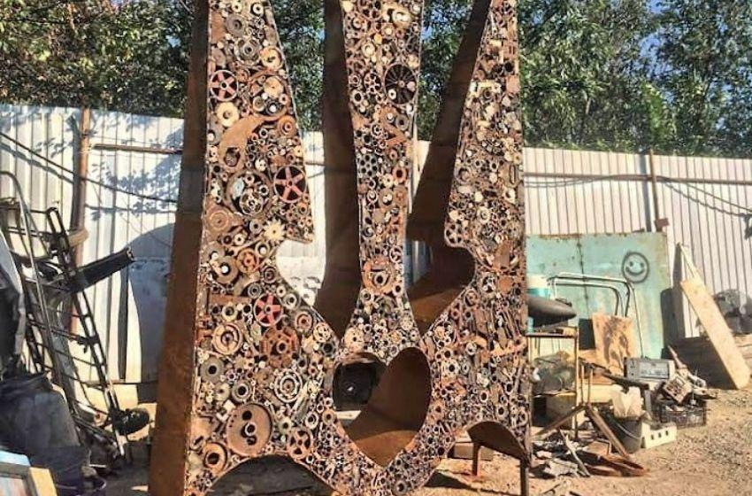 4-meter sculpture of the symbol of Ukraine from scrap metal