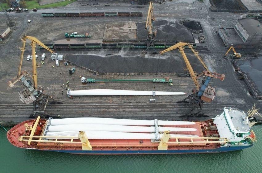22 tons blades for a windmill unloaded in Yuzhny port (Ukraine)