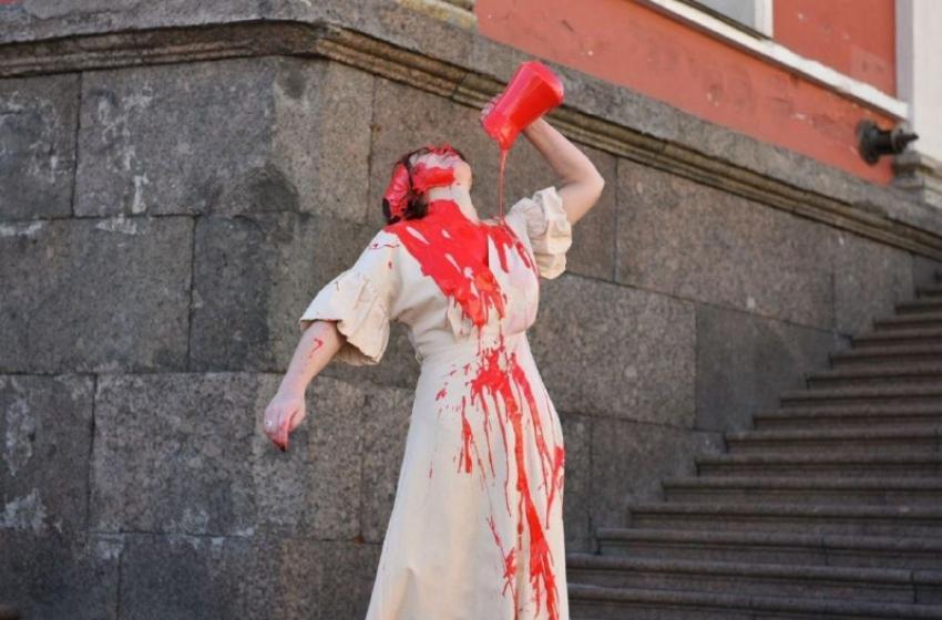 "The Heart Bleeds." On Nevsky Prospect, a girl was detained for dousing herself with red paint
