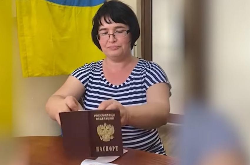 A resident of the Odessa region publicly tore up her Russian passport as unnecessary