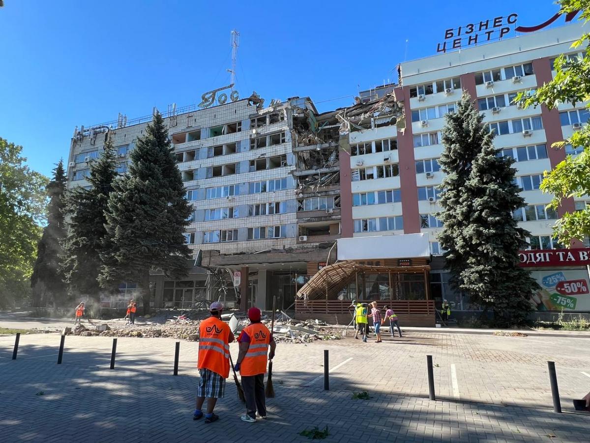 Powerful explosions thundered in Mykolaiv: invaders hit civilian objects