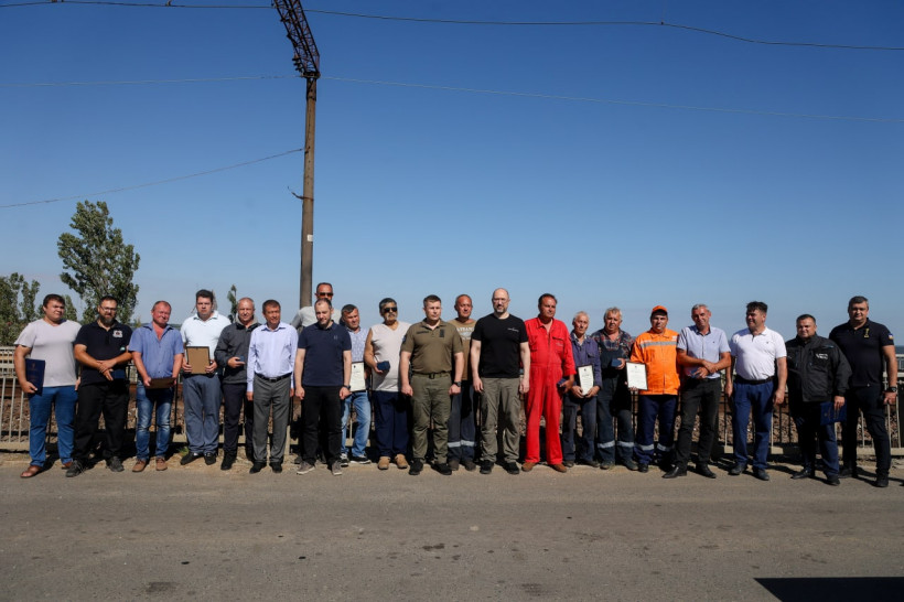 Prime Minister while on visit in Odessa region awarded the workers who engage in repair of the critical infrastructure facility