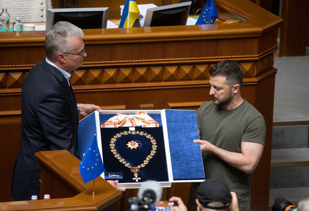 Volodymyr Zelenskyy received Lithuania's highest award