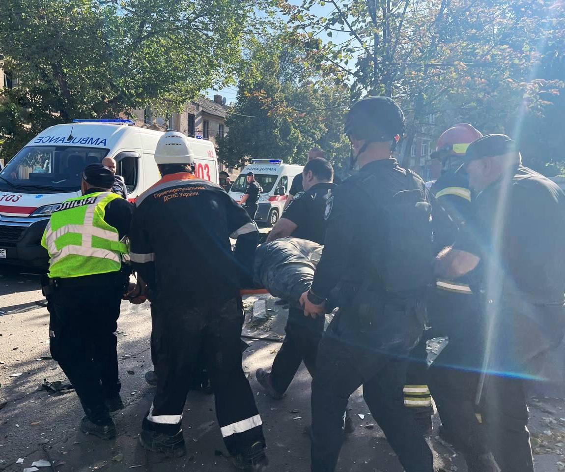 Russians launched a rocket at the police headquarters in Kryvyi Rih: 1 law enforcement officer died, and 25 others were injured