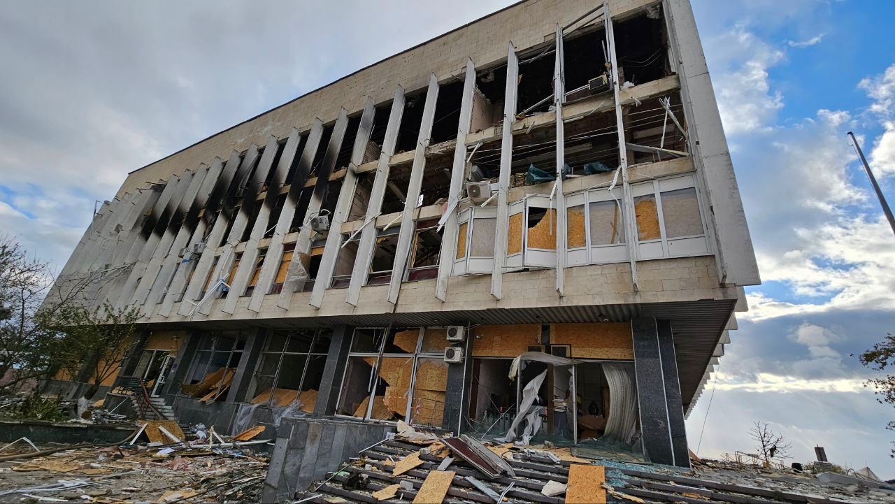 The Russian army destroyed a well-known library in Kherson