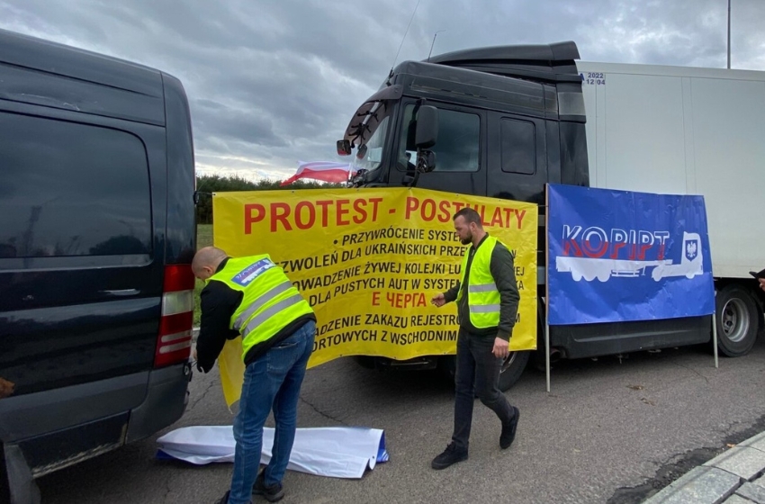 At the border between Ukraine and Poland, there are queues of 2,000 trucks