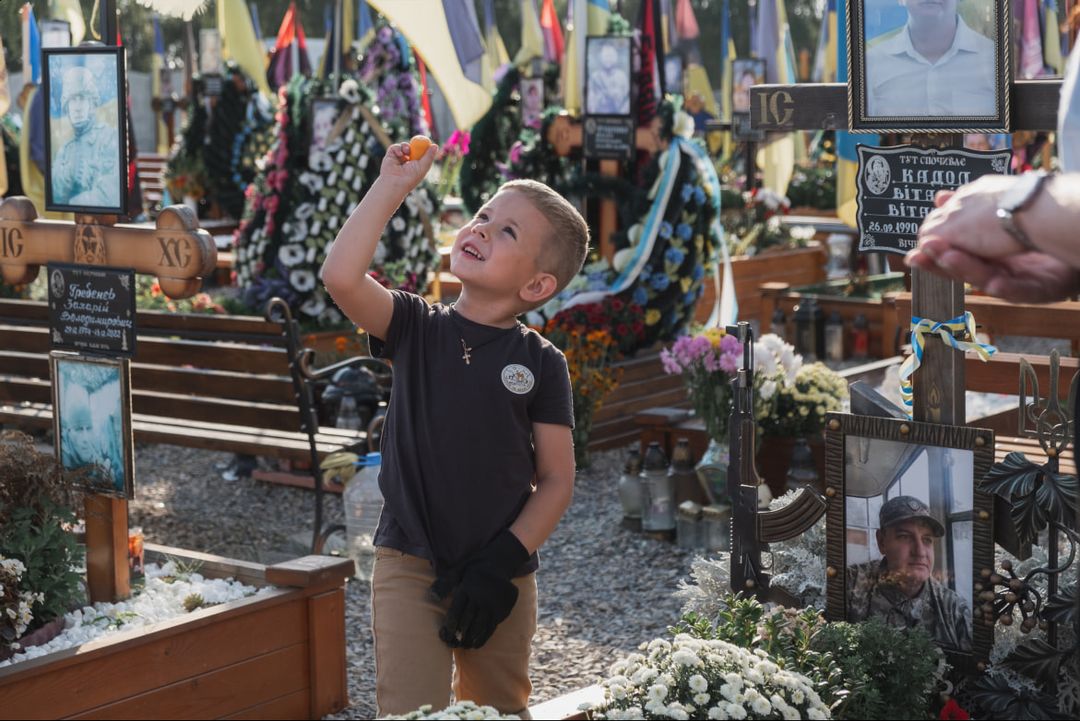 "Take me where Daddy sleeps": a photo project by the "Memorial" platform about life in military cemeteries