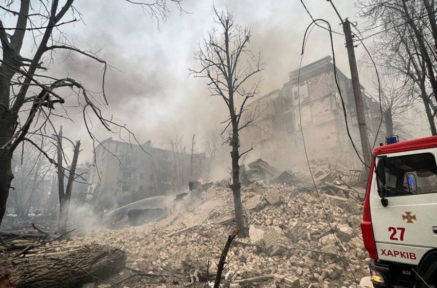 Shelling destroys residential building in Kharkiv, trapping people under debris