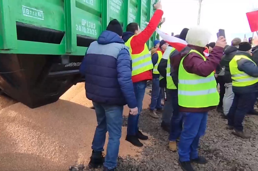 The Poles blocked the railway at the border with Ukraine and spilled grain from a train car