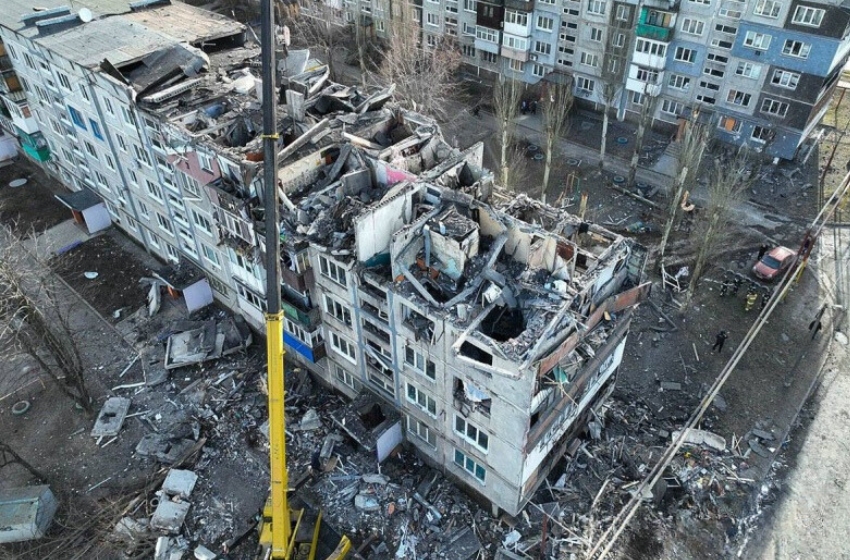 The aftermath of an airstrike on buildings in Mirnohrad