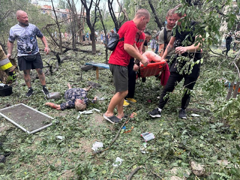 The Russians shelled a residential area in Mykolaiv, resulting in casualties and injuries.