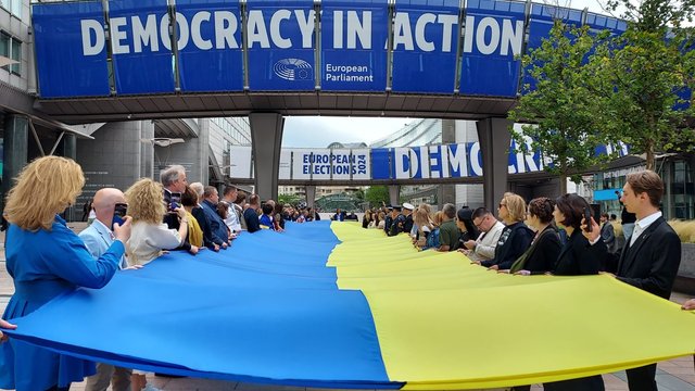 On Ukraine's State Flag Day, a 20-meter Ukrainian flag was unfurled on the Esplanade of the European Parliament in Brussels