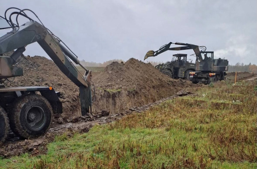 Poland has begun construction of a defensive line along its border with Russia