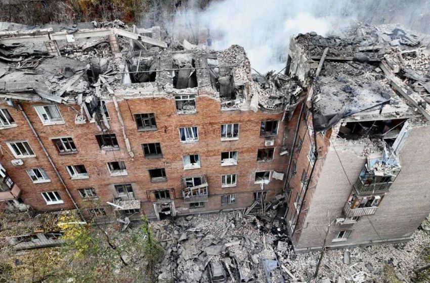 In Kryvyi Rih, a Russian missile destroyed the entrance of a five-story building