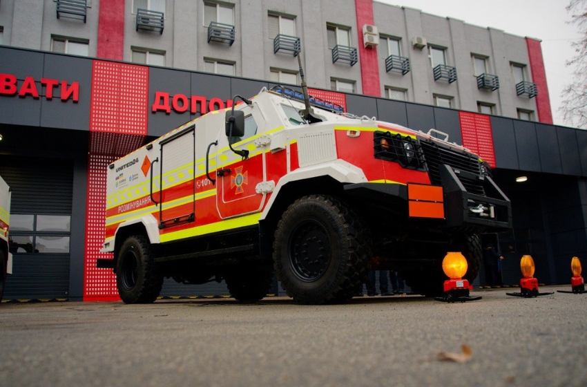 The State Emergency Service has received three mine-clearing vehicles from Slovenia for humanitarian demining