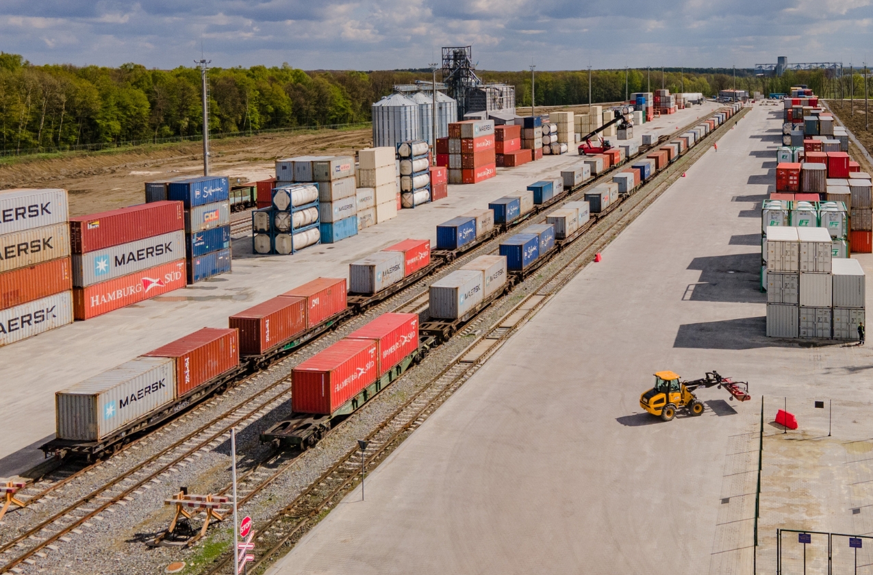 The Mostyska container terminal is completing the construction of a warehouse for grain storage