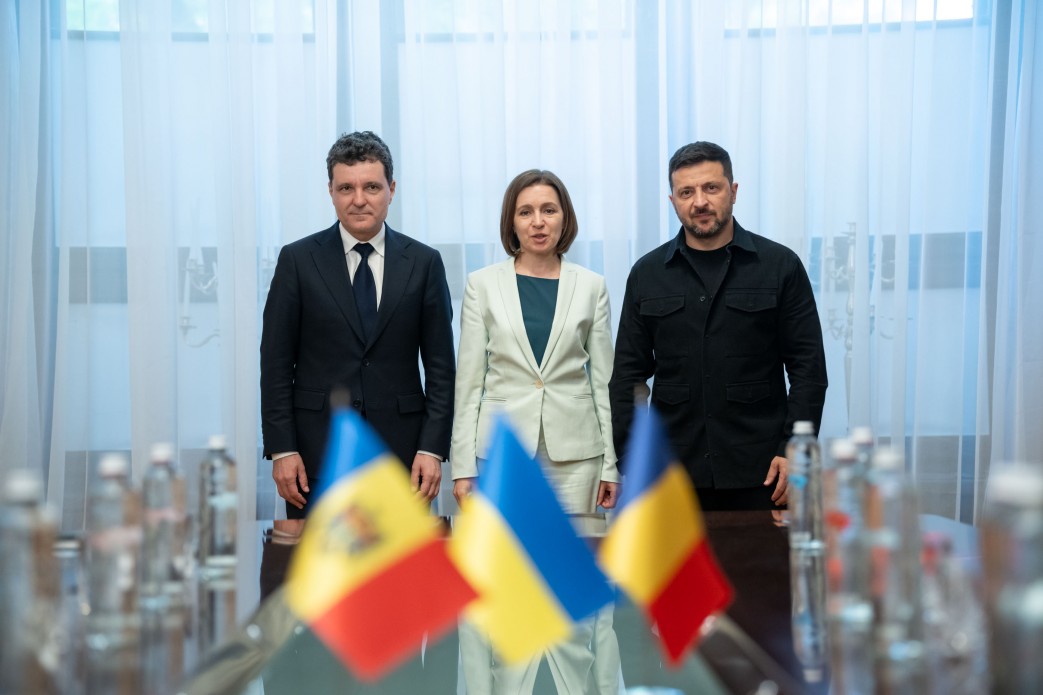 Volodymyr Zelenskyy holds a trilateral meeting with Presidents of Moldova and Romania