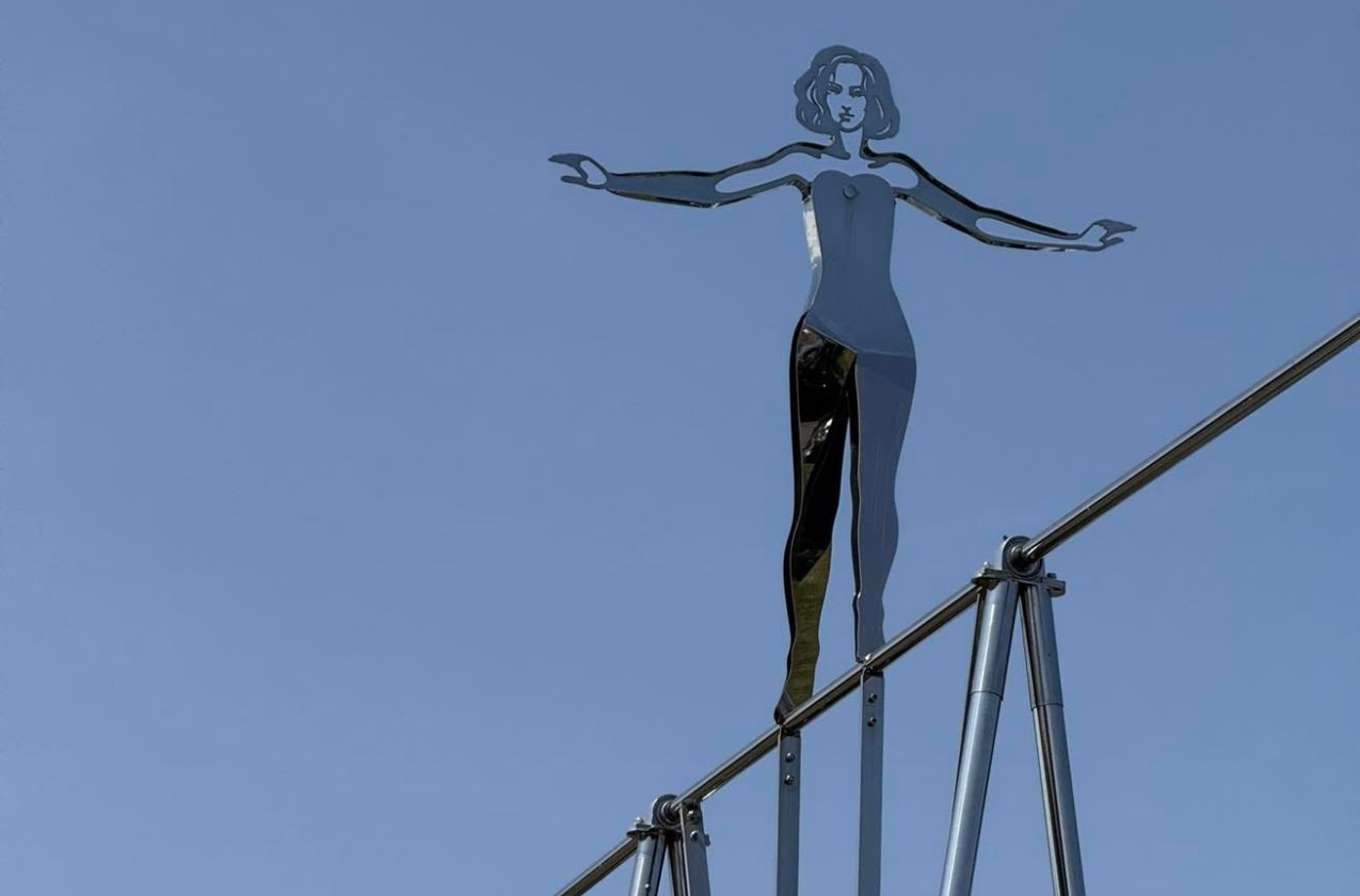 A sculpture by Ukrainian artist Oleksandr Lidahovskyi was unveiled in the UK