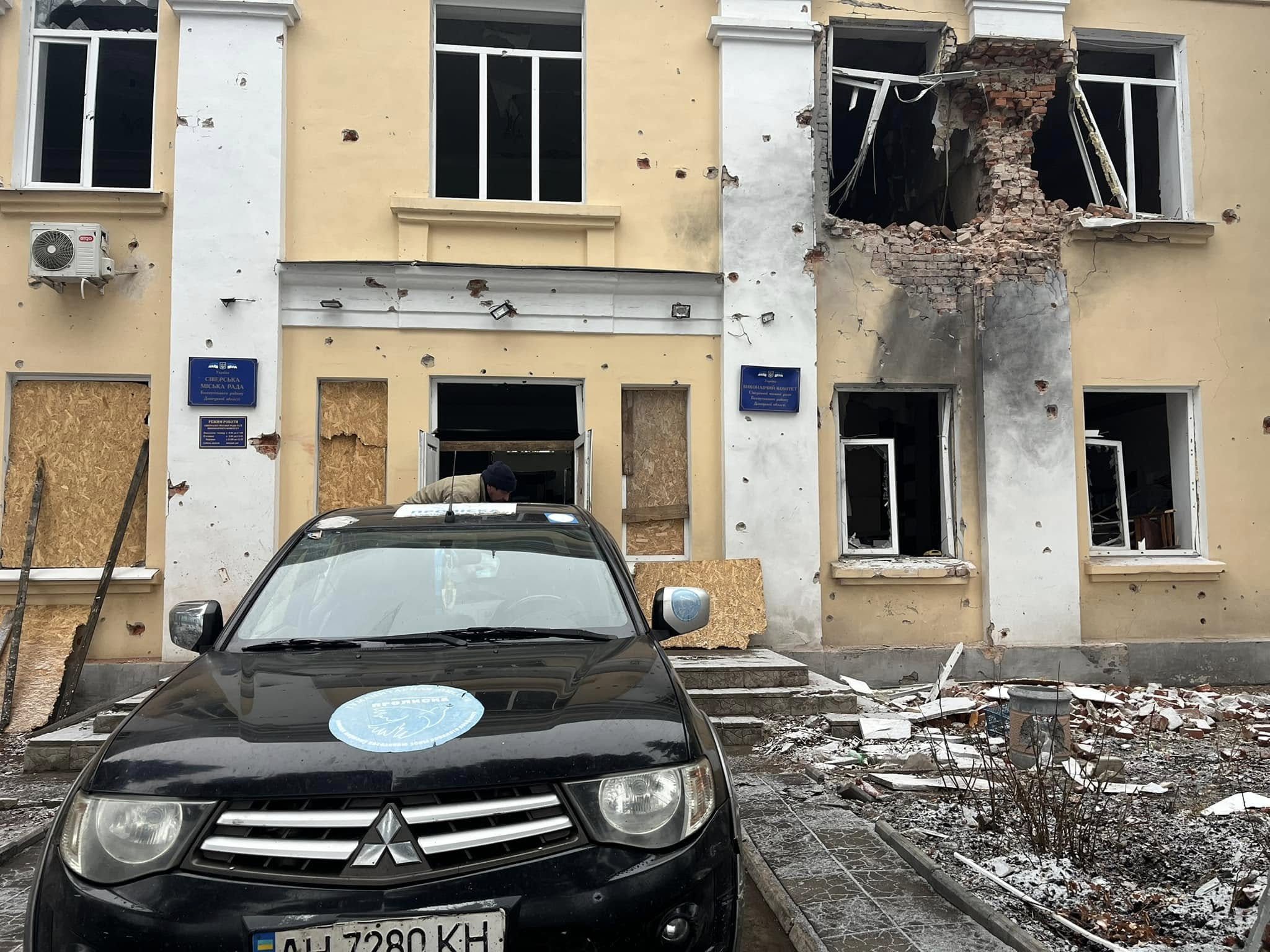Russians destroyed the city council building in Siversk, which housed a humanitarian aid center
