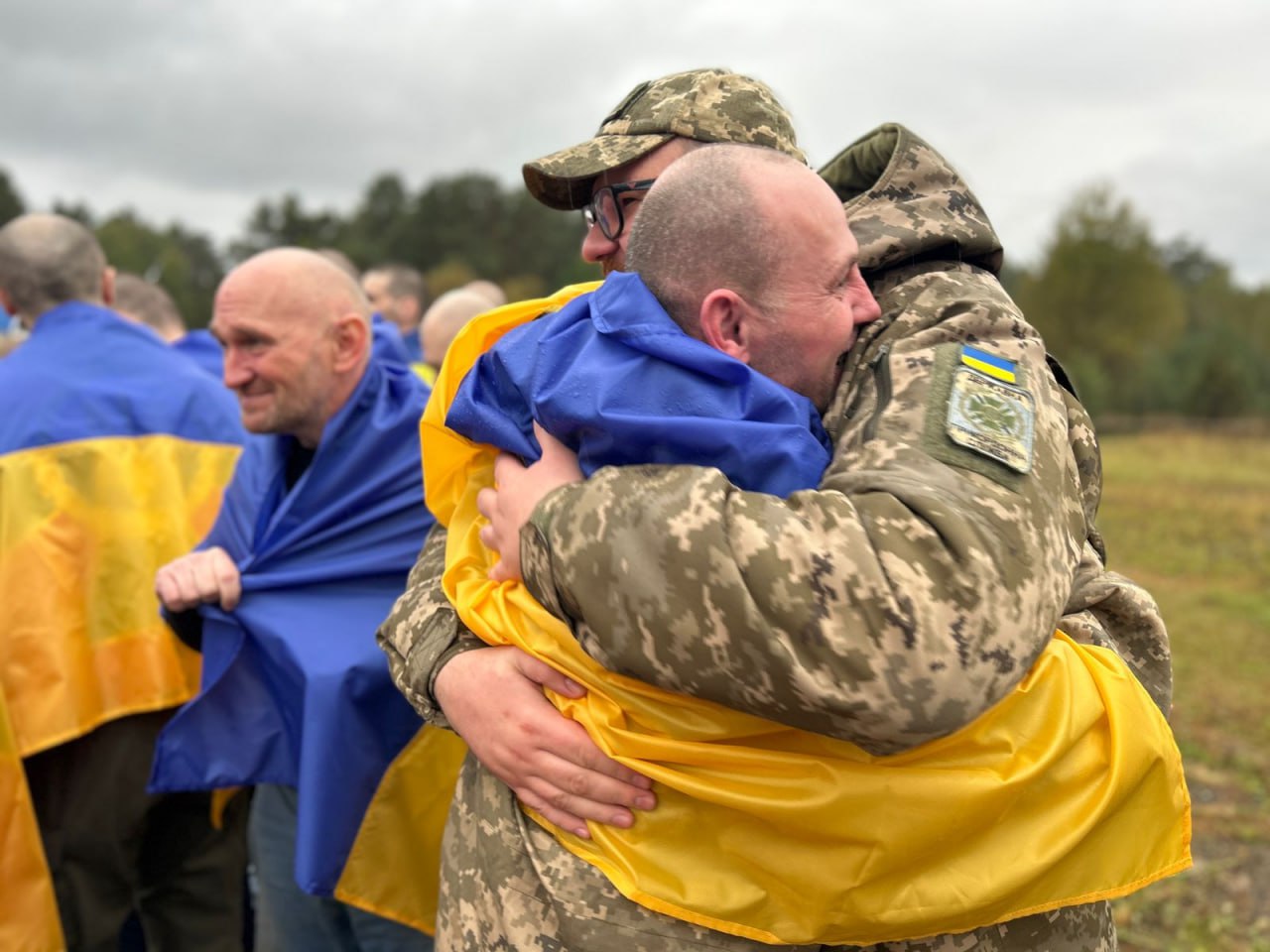 Ukraine and Russia conduct POW exchange: 185 defenders return home