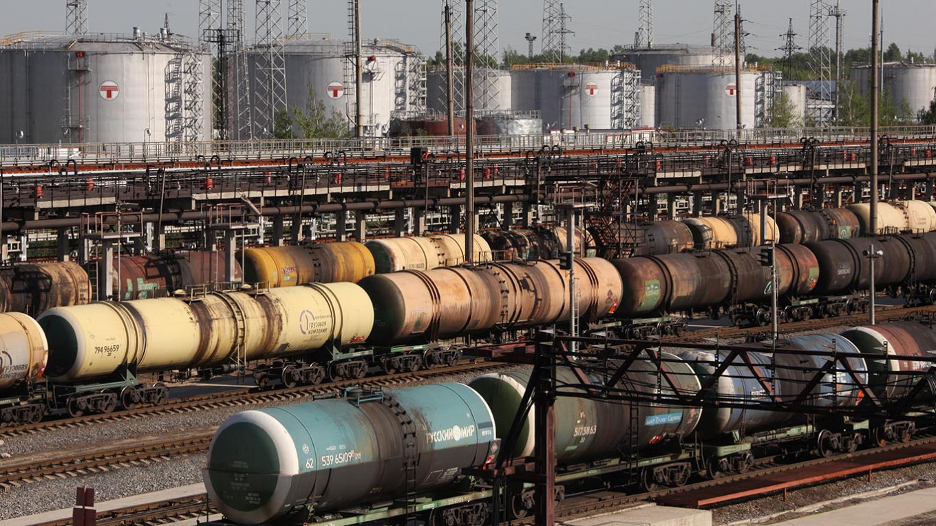 Foreign Intelligence Service: Russia could become 60% dependent on imported fuel by the end of the year