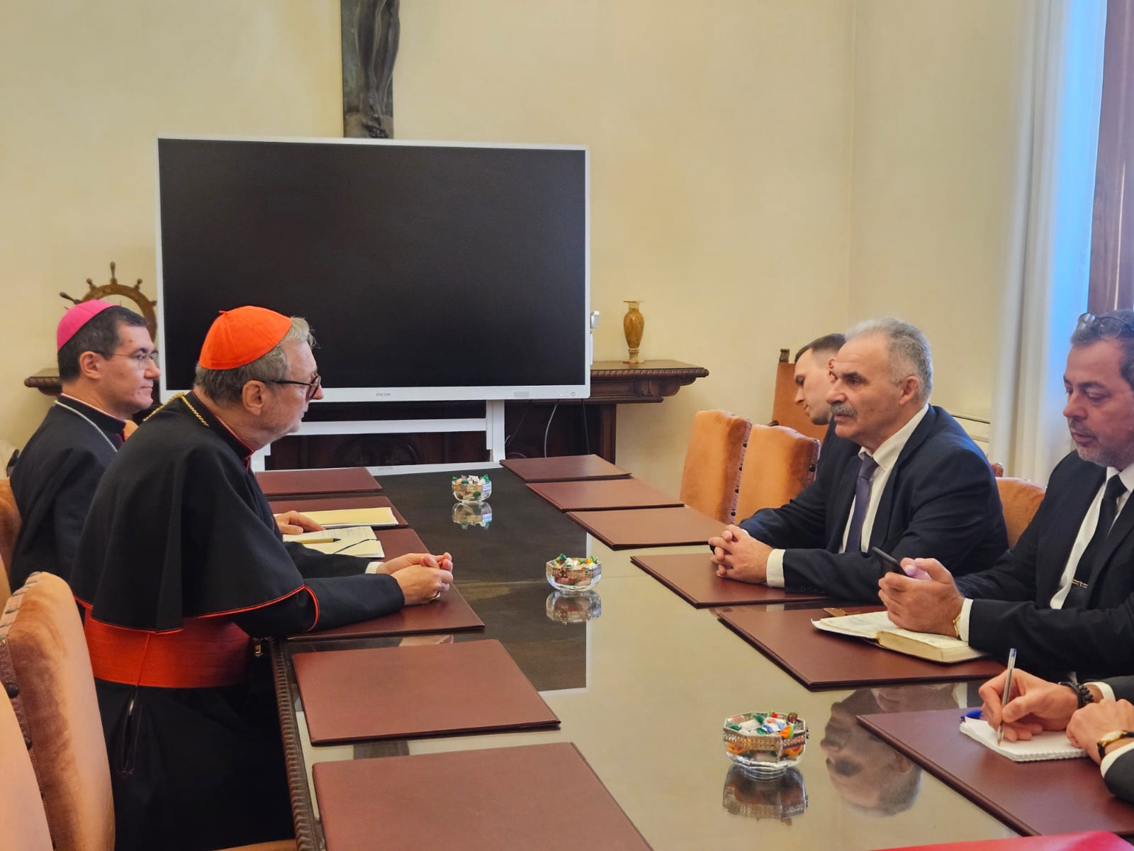 Cardinal Gugerotti stated that it is not acceptable to impose collective punishments on religious organizations in Ukraine