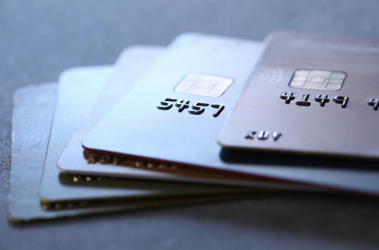 The number of cashless transactions made with payment cards is increasing in Ukraine
