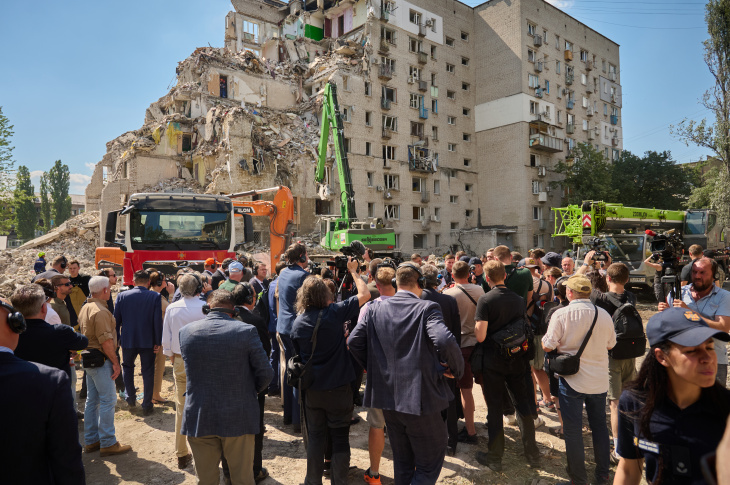 More than 70 foreign diplomats visited the site of the Russian strike in Kyiv