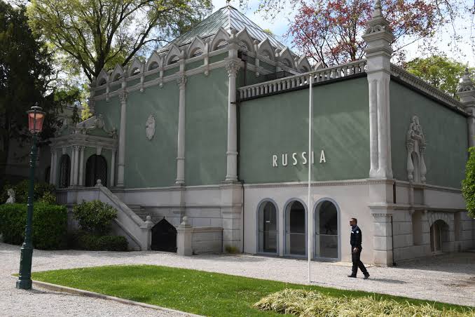 The EU considers ending financial support for the Venice Biennale