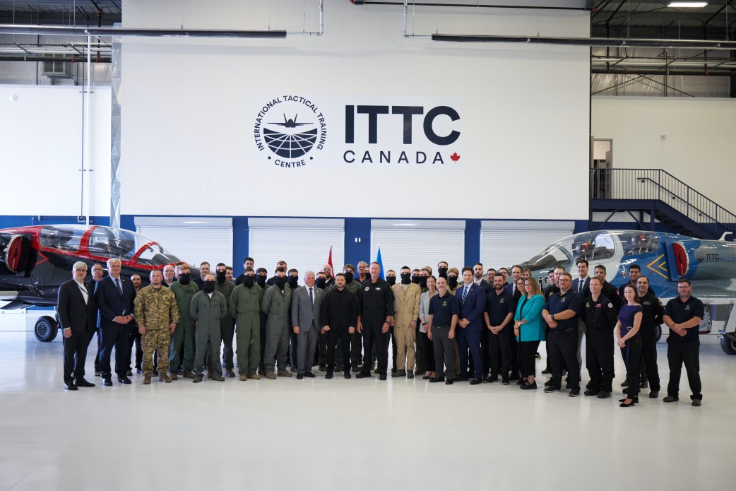 Zelensky visits Ukrainian pilots undergoing flight training in Canada