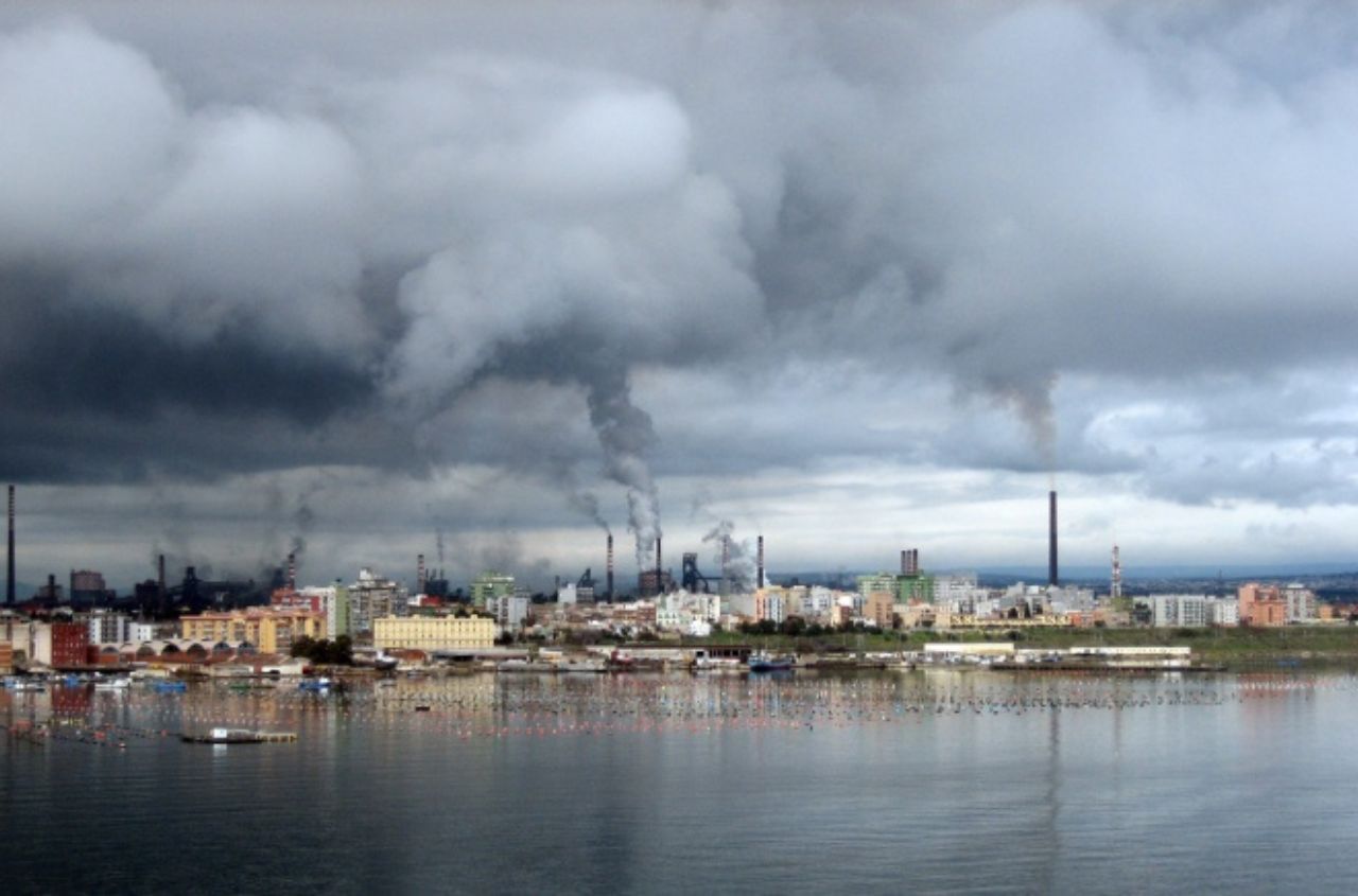 Industrial shutdowns force Kryvyi Rih to cut spending and projects